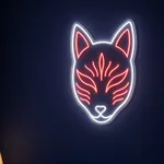 Tänd LED-neonskylt Kitsune Mask i en inredningsmiljö