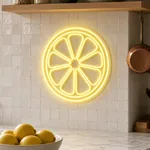 Néon LED Lemon Slice allumé, mis en situation dans un intérieur