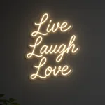 Neon LED Live Laugh Love acceso, ambientato in un interno