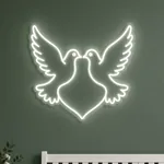 Αναμμένη πινακίδα νέον LED Love Doves σε εσωτερικό χώρο