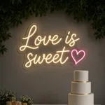 Neon LED Love Is Sweet acceso, ambientato in un interno
