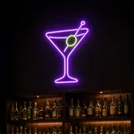 Néon LED Martini Glass allumé, mis en situation dans un intérieur