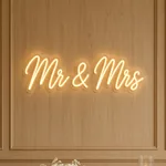 Neón LED Mr & Mrs encendido en un interior real