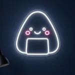 Neon LED Onigiri acceso, ambientato in un interno
