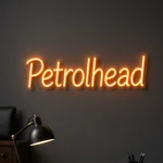 Neon LED Petrolhead acceso, ambientato in un interno
