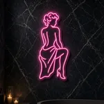 Leuchtendes LED-Neonschild Pin-Up in einem Wohnraum