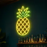 Neon LED Pineapple acceso, ambientato in un interno