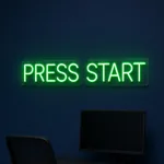 Brandend LED-neonbord Press Start in een interieur