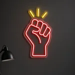 Néon LED Raised Fist allumé, mis en situation dans un intérieur