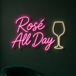 Leuchtendes LED-Neonschild Rosé All Day in einem Wohnraum