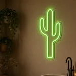 Neón LED Saguaro encendido en un interior real