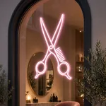 Néon LED Scissors and Comb allumé, mis en situation dans un intérieur