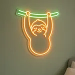 Néon LED Sleepy Sloth aceso num ambiente interior