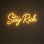 Néon LED Stay Rich allumé, mis en situation dans un intérieur