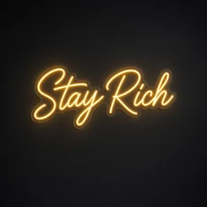 Néon LED Stay Rich em amarelo quente sobre placa de acrílico transparente recortada
