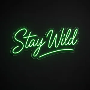 Néon LED Stay Wild em verde sobre placa de acrílico transparente recortada