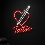 Neon LED Tattoo acceso, ambientato in un interno