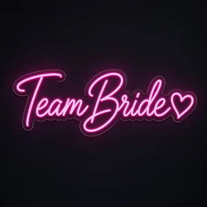 Neon LED Team Bride w kolorze różowym, na przezroczystej płycie akrylowej wyciętej po obrysie