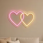 Brandend LED-neonbord Two Hearts in een interieur