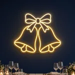 Neon LED Wedding Bells acceso, ambientato in un interno