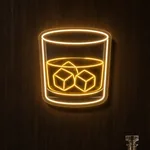 Néon LED Whisky on the Rocks aceso num ambiente interior