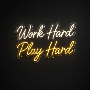 Néon LED Work Hard Play Hard em branco quente e amarelo quente sobre placa de acrílico transparente recortada